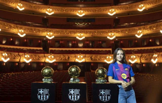La jugadora del FC Barcelona, Aitana Bonmatí, fotografiada en el Liceu junto a los tres balones de oro ganados consecutivamente.
