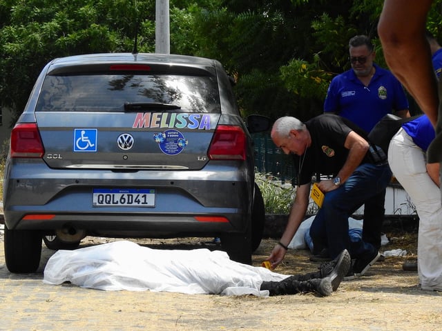 EDITORS NOTE: Graphic content / Ceara’s civil police officers check the bodies of two teenagers killed in a shooting inside public school parking lot Sobral Ceara state Brazil on September 25 2025. were shot dead Thursday after gunmen opened fire northeastern government said statement. (Photo by Jorge ALVES AFP) - FTP CLARIN AFP__20250925__76RW2D6__v2__HighRes__BrazilCrimeSchool.jpg Z FClarin Fotoclarin