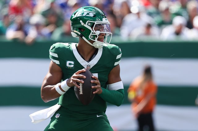 EAST RUTHERFORD, NEW JERSEY - SEPTEMBER 14: Justin Fields #7 of the New York Jets looks to pass during the second quarter against the Buffalo Bills at MetLife Stadium on September 14, 2025 in East Rutherford, New Jersey. (Photo by Jordan Bank/Getty Images)
