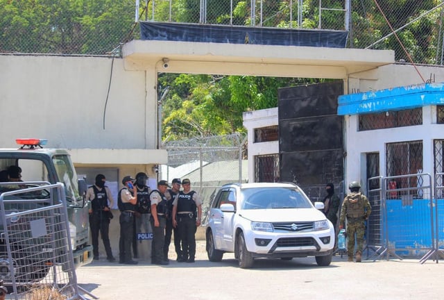 Policías y militares hacen guardia frente a una prisión en Esmeraldas, Ecuador, el 25 de septiembre de 2025. Foto: Antony QUINTERO / AFP