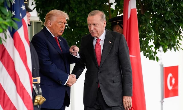 El presidente estadounidense, Donald Trump (i), recibe al presidente turco, Recep Tayyip Erdogan (d), en la Casa Blanca, en Washington, DC (EE.UU.), el 25 de septiembre de 2025. (Turquía) | Foto: EFE/EPA/YURI GRIPAS/POOL
