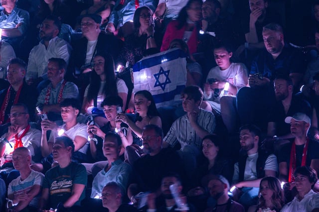 Eurofans con banderas de Israel en la edición de 2025.