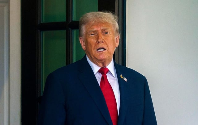 El presidente de Estados Unidos, Donald Trump, reacciona tras despedirse del presidente turco, Recep Tayyip Erdogan (no en la imagen), tras su reunión en la Casa Blanca, en Washington, DC, EE. UU., el 25 de septiembre de 2025. (Turquía) | Foto: EFE/EPA/WILL OLIVER