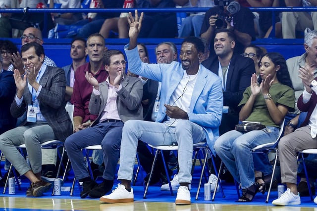 El exbaloncestista estadounidense Scottie Pippen y el alcalde de Madrid, José Luis Martínez Almeida, durante el primer All Star Inclusivo de baloncesto.