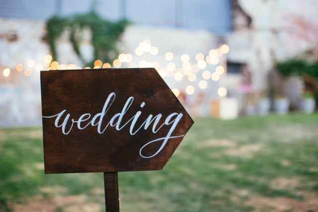 Wedding and party place decoration with lamps and garlands. (Getty Images)