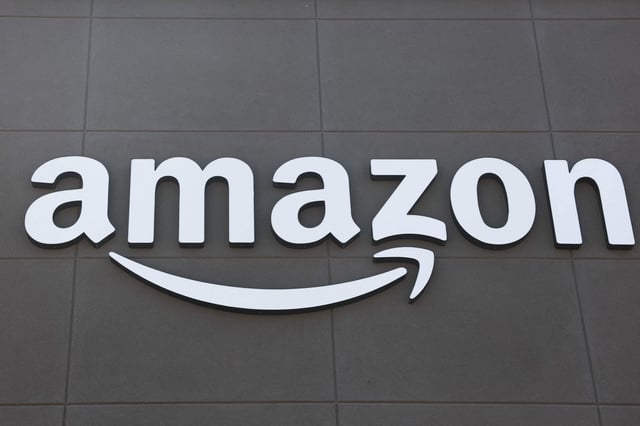Amazon acordó el 25 de septiembre de 2025 pagar 2.500 millones de dólares para resolver las acusaciones de un regulador estadounidense de que utilizó prácticas engañosas para inscribir a los consumidores en Amazon Prime y dificultó la cancelación de suscripciones