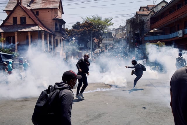 Protests throw back teargas canisters lobed by riot police officers during demonstration to denounce power (load shedding) and water cuts in Antananarivo, Madagascar September 25, 2025. REUTERS/Zo Andrianjafy