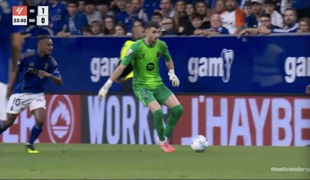 Joan García tuvo su primer blooper con Barcelona ante Real Oviedo, y le dio la ventaja al equipo local por la fecha 6 de LaLiga.