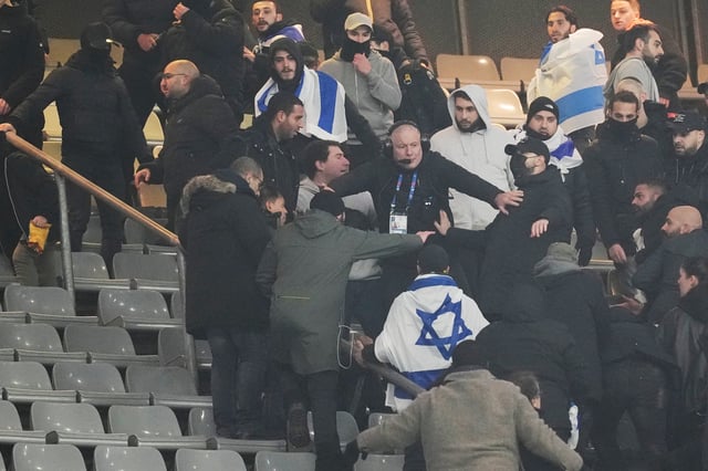 Incidentes en las tribunas durante un encuentro de la Nations League entre Francia e Israel dentro del Stade de France  (AP Foto/Thibault Camus)