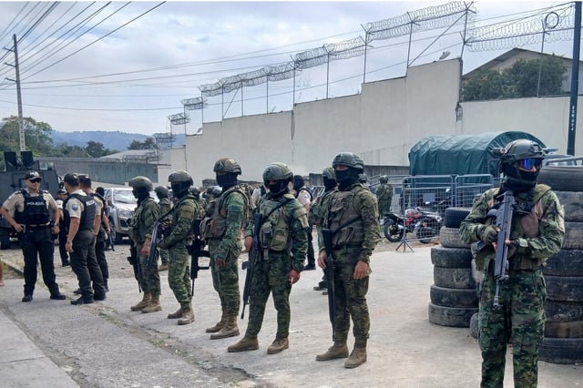 Policías y militares hacen guardia frente a la prisión en Esmeraldas, Ecuador
