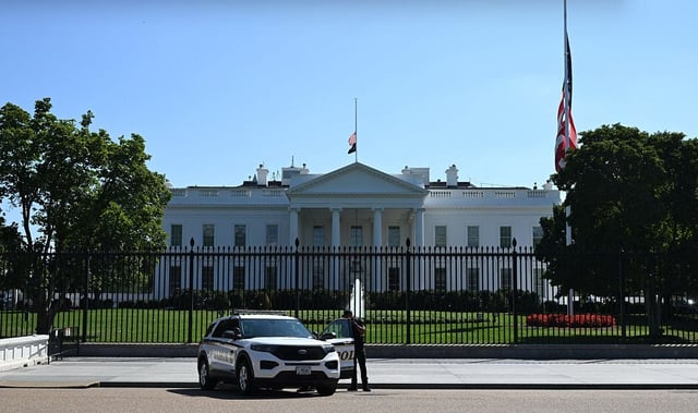 Miembros del Servicio Secreto bloquean la calle frente a la Casa Blanca mientras el vicepresidente estadounidense, JD Vance, y el secretario de Estado, Marco Rubio, se reúnen con el primer ministro qatarí, Sheikh Mohammed bin Abdulrahman al-Thani, en Washington, DC, el 12 de septiembre de 2025 | Foto: ANDREW CABALLERO-REYNOLDS / AFP