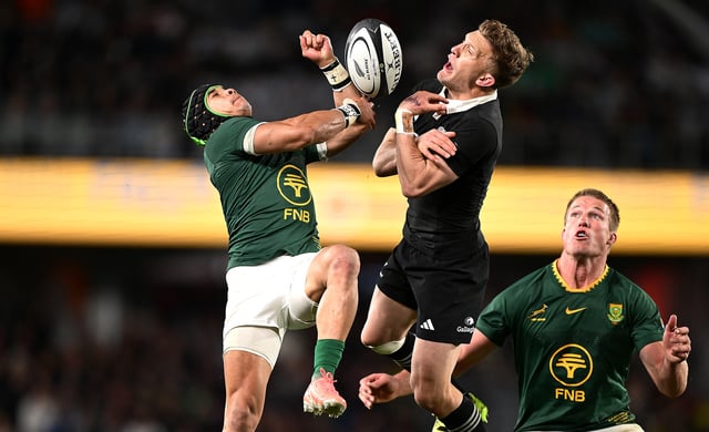 Cheslin Kolbe of South Africa and Damian McKenzie of New Zealand compete for the ball during the Rugby Championship match between the New Zealand All Blacks and South Africa's Springboks at Eden Park on 6 September 2025 in Auckland, New Zealand. (Photo: Hannah Peters / Getty Images)