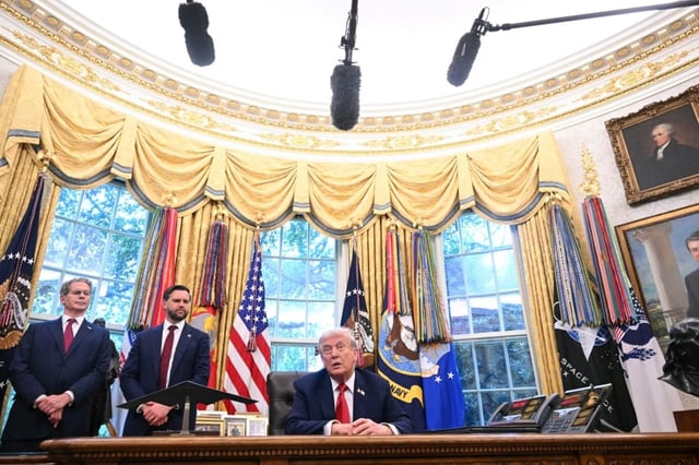 El presidente de EE.UU., Donald Trump, habla ante la prensa tras firmar una orden ejecutiva sobre TikTok en el Despacho Oval de la Casa Blanca en Washington, D.C., el 25 de septiembre de 2025, mientras el secretario del Tesoro, Scott Bessent (izq.), y el vicepresidente, J. D. Vance, observan.  (Foto de SAUL LOEB / AFP)