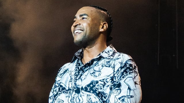 William Omar Landrón Rivera, más conocido por su nombre artístico Don Omar, es un cantante, compositor y productor musical puertorriqueño.