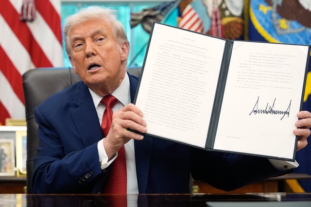 El presidente Donald Trump sostiene un cartel con una orden ejecutiva sobre TikTok en la Oficina Oval de la Casa Blanca, el jueves 25 de septiembre de 2025, en Washington.