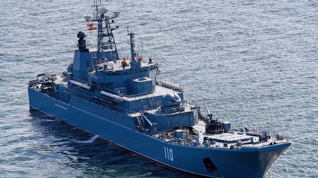 Ein russisches Kriegsschiff lag unbemerkt vor Dänemark, während Drohnen den Flughafen lahmlegten.