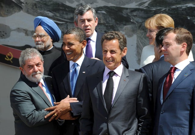 Sarkozy (centro) en una cumbre de 2009 con Lula da Silva, Barack Obama y el ruso Dmitri Medvedev, entre otros líderes