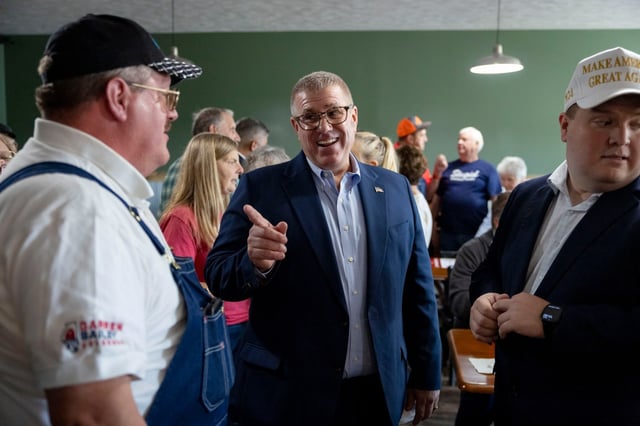 Former state Sen. Darren Bailey greets people after announcing his Republican primary bid for governor, Sept. 25, 2025, at Turner’s Table in Carterville. (Brian Cassella/Chicago Tribune)