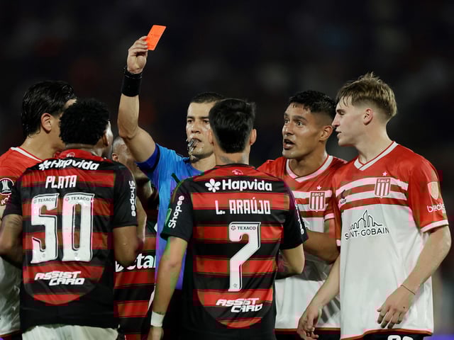 AME723. RÍO DE JANEIRO (BRASIL), 18/09/2025.- Gonzalo Plata (i) de Flamengo es expulsado por el arbitro Andrés Rojas (c) este jueves, en un partido de cuartos de final de la Copa Libertadores entre Flamengo y Estudiantes de La Plata en el estadio Maracaná en Río de Janeiro (Brasil). EFE/ André Coelho