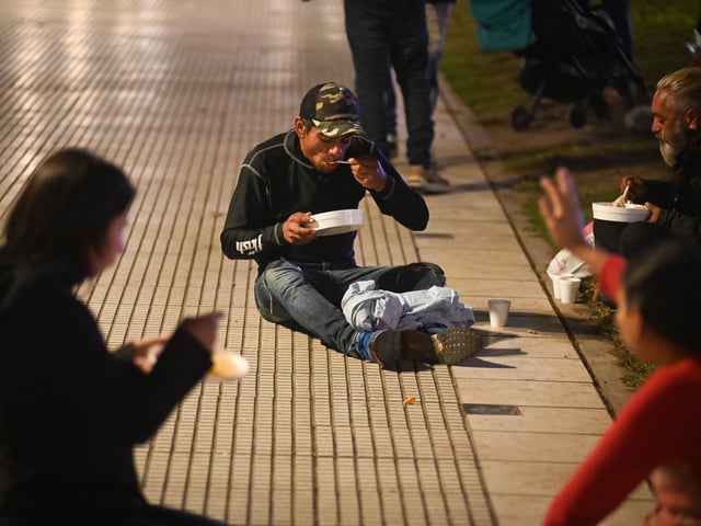 Pobreza 
Gente en situacion de Calle familias chicos y chicas reciben comida a la noche zona Plaza Mayo . Realizada por Juan Carr
Pobreza indigencia Ciudad Buenos Aires
Argentina FOTO Federico Lopez Claro - FTP CLARIN DSC_7528.jpg Z RGonzalez gonzalez