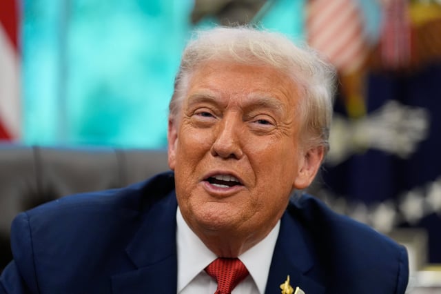 El presidente Donald Trump habla después de firmar una orden ejecutiva sobre TikTok en el Salón Oval de la Casa Blanca, el jueves 25 de septiembre de 2025, en Washington.