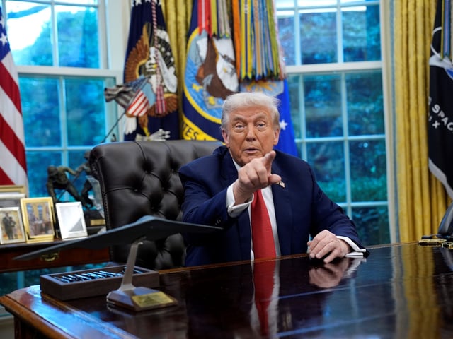 Washington (USA), 25/09/2025.- US President Donald Trump gestures as he signs executive orders in the Oval Office of the White House in Washington, DC, USA, 25 September 2025. EFE/EPA/YURI GRIPAS / POOL