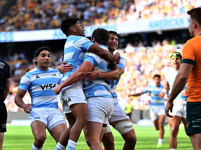 Argentina players celebrate a try by teammate Julian Montoya during their Rugby Championship match against Australia at Allianz Stadium in Sydney on September 13 2025. (Photo Saeed Khan / AFP) -- IMAGE RESTRICTED TO EDITORIAL USE - STRICTLY NO COMMERCIAL FTP CLARIN AFP__20250913__74CW9U9__v1__HighRes__RugbyuAusArg.jpg Z FClarin Fotoclarin