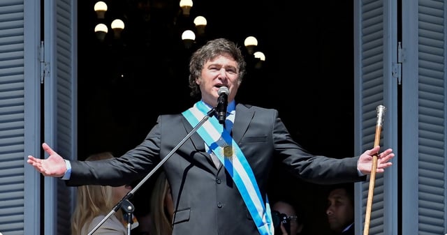 Imagen del 10 de diciembre de 2023 del Presidente argentino, Javier Milei, reaccionando en el balcón de la Casa Rosada tras el acto de asunción presidencial, en la ciudad de Buenos Aires, capital de Argentina. Foto: Alemán Adrasti, Xinhua