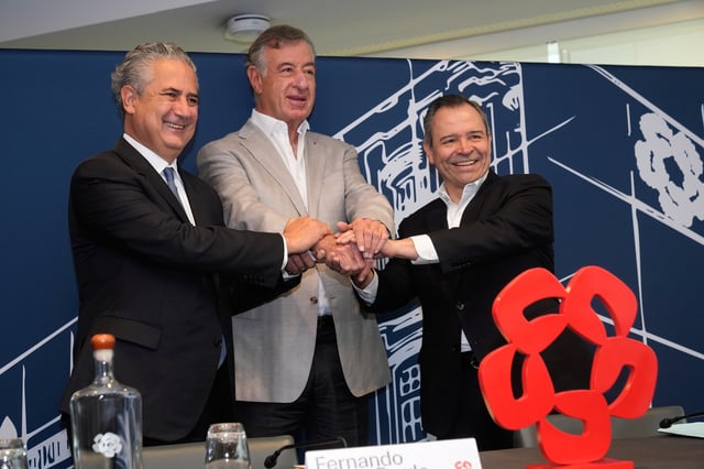 Citi's International Director Ernesto Torres Cantu, left, businessman and owner of 25% of Banamex Fernando Chico Pardo, center, and Director of Grupo Financiero Banamex Manuel Romo join hands during a press conference in Mexico City, Thursday, Sept. 25, 2025. (AP Photo/Marco Ugarte)