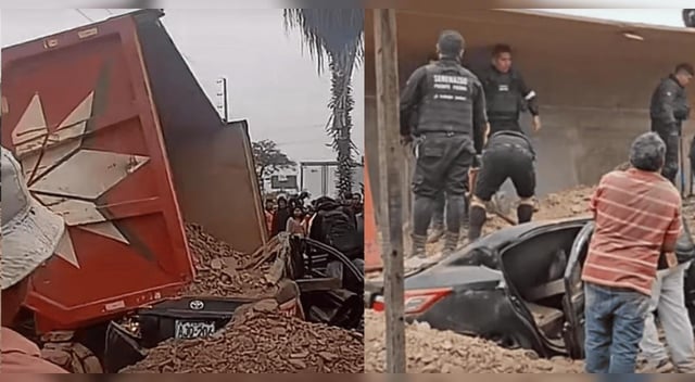 Un tráiler se volcó y aplastó un auto en la Panamericana Norte: chofer quedó atrapado entre los escombros y falleció