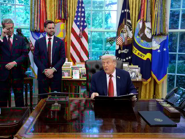 Washington (USA), 26/09/2025.- (R-L) US President Donald Trump delivers remarks as he signs executive orders in the presence of US Vice President JD Vance and US Treasury Secretary Scott Bessent in the Oval Office of the White House in Washington, DC, USA, 25 September 2025. EFE/EPA/YURI GRIPAS / POOL