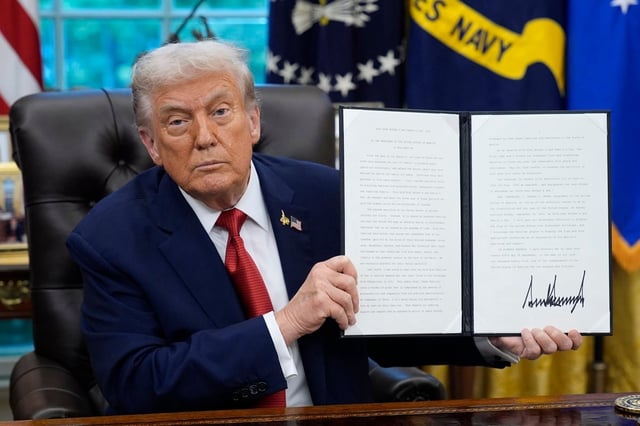 El presidente de Estados Unidos, Donald Trump, firma una orden ejecutiva en la Oficina Oval de la Casa Blanca en Washington, DC, EE.UU., el 25 de septiembre de 2025. (Foto de EFE/EPA/YURI GRIPAS)