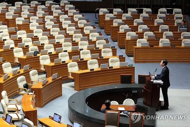 Rep. Park Soo-min of the main opposition People Power Party speaks in front of a nearly empty plenary session at the National Assembly in Seoul on Sept. 25, 2025, during a filibuster to block the passage of a government reorganization bill. (Yonhap)
