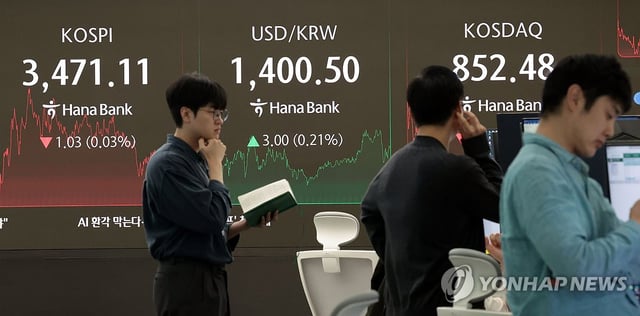 This photo shows the dealing room of Hana Bank in central Seoul on Sept. 25, 2025. (Yonhap)
