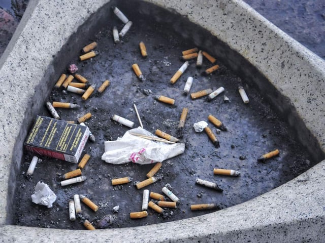 Cenicero y área para poner colillas de cigarro