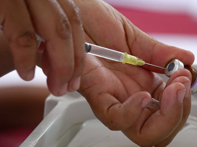 Manos preparan una vacuna contra la gripe