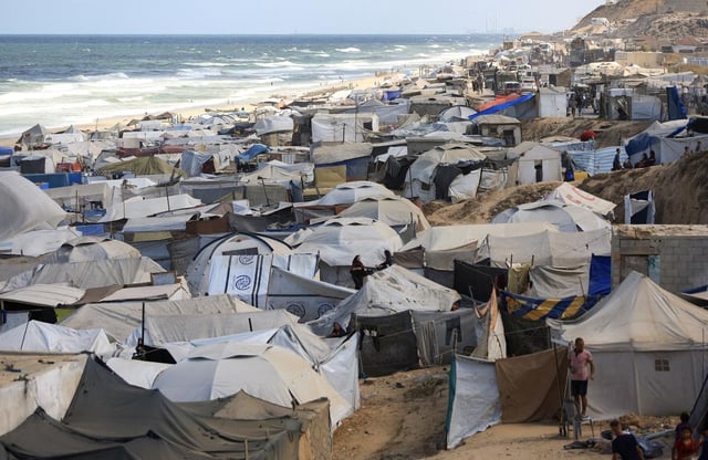 Des Palestiniens, déplacés par l’offensive militaire israélienne, se réfugient dans un camp de tentes, à Zawaida dans la bande de Gaza centrale, le 25 septembre 2025.