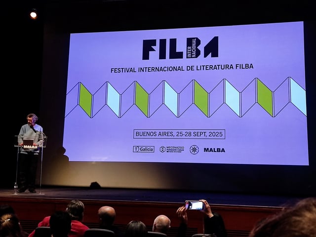 El escritor bahiense Mario Ortiz leyó las palabras naugurales del Filba en el Malba. Foto: Clarín.