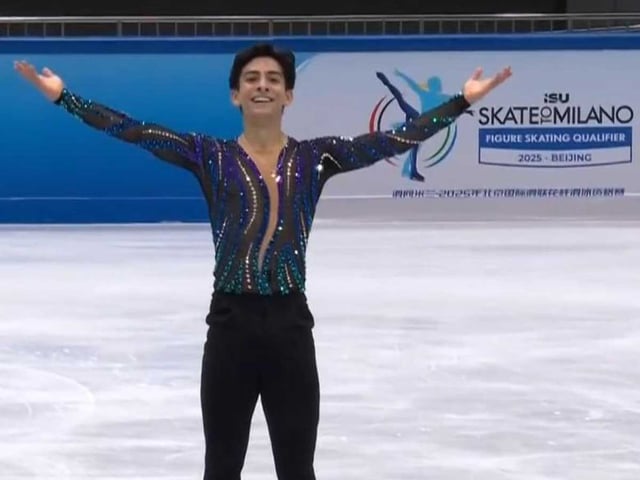 Donovan Carrillo con los brazos abiertos.