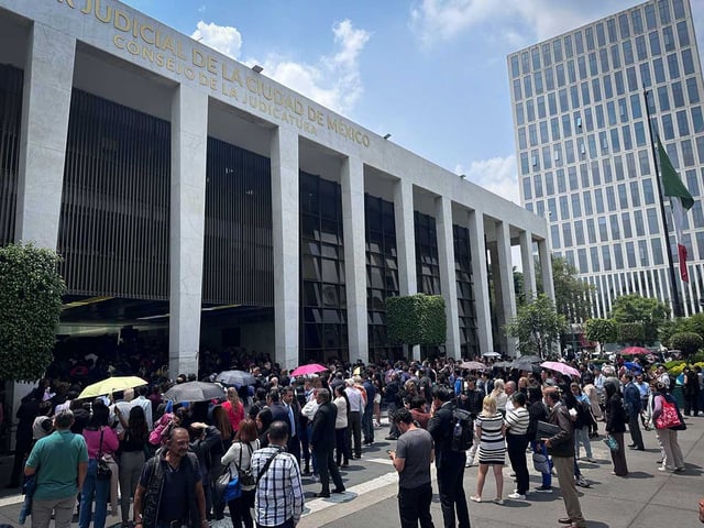 Empleados del poder judicial afuera del edificio del poder judicial de la CDMX