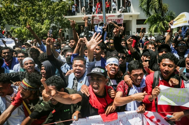 University students protest against lawmakers over the lifelong pension law, which grants benefits to lawmakers even after leaving office
