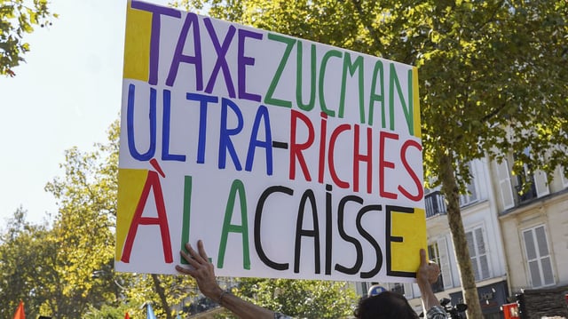 Une pancarte appelant à l'instauration de la taxe Zucman, le 18 septembre 2025, à Paris.