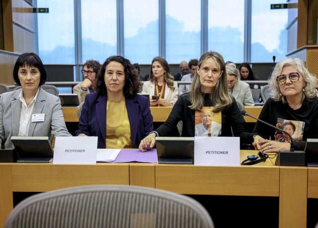 Representantes de las asociaciones de víctimas, ayer, durante su comparecencia en la Eurocámara. | OLATZ CASTRILLO/EFE