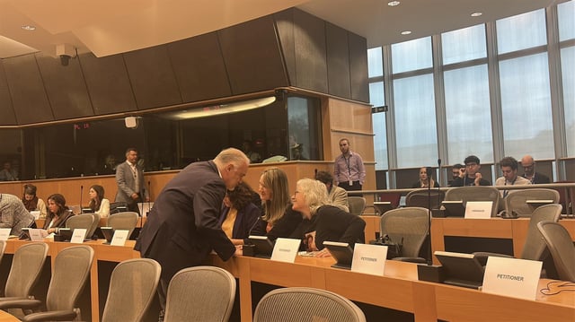 Esteban González Pons saluda a las víctimas de la dana en el Parlamento Europeo.