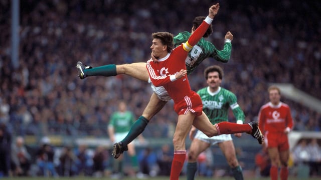 Werders Fußall-Kapitän Klaus Augenthaler im akrobatischen Zweikampf mit Werder-Spieler Frank Ordenewitz, der in die Luft gesprungen ist.