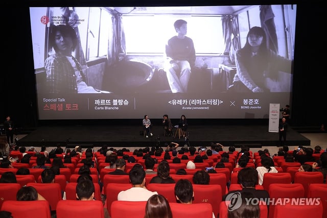 Director Bong Joon-ho (C, stage) speaks during the Carte Blanche session at Lotte Cinema in Haeundae, Busan, on Sept. 23, 2025. (Yonhap) 