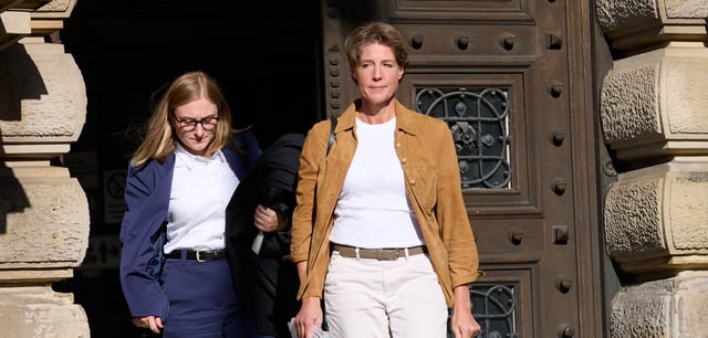 Christina Block (r), und ihre Verteidigerin Paula Wlodarek verlassen das Landgericht Hamburg