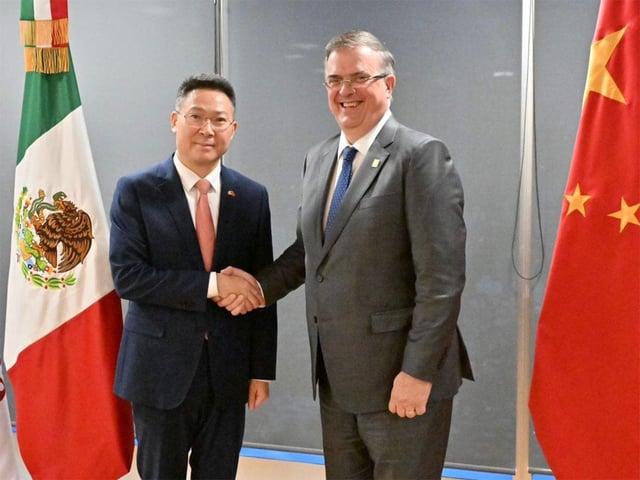 Marcelo Ebrard, titular de Economía, junto con el Embajador de China en México, Daojiang Chen y su equipo