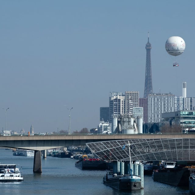 Un ballon météorologique surveille la qualité de l'air en Île-de-France, à côté de la Tour Eiffel à Paris, le 24 mars 2022