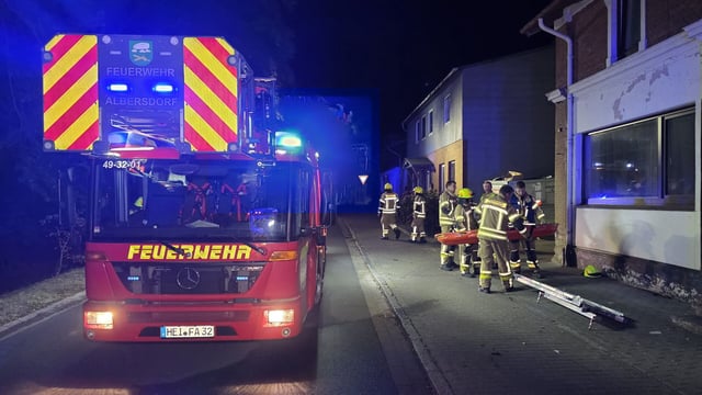 Die Feuerwehr im Einsatz vor dem Haus in Albersdorf (Kreis Dithmarschen)